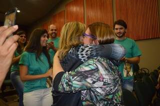 O abraço da professora e melhor amiga, Rosaura.
(Foto: Thailla Torres)