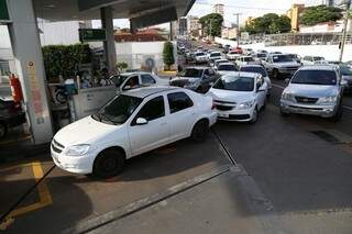Com gasolina a R$ 3,19, filas em postos são diárias e têm se tornado comum. (Foto: Fernando Antunes)