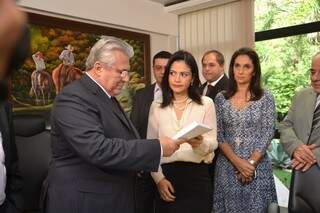 Presidente do TCE recebendo relatório das mãos de Grazielli Machado (Foto: Simão Nogueira)