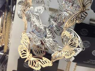 Maxi colares de borboletas, por R$ 27,90. 