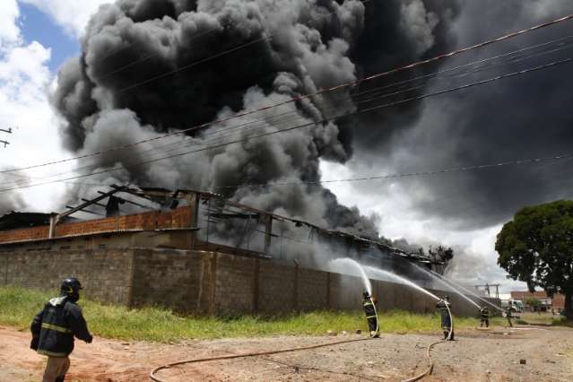 Ap&oacute;s mega inc&ecirc;ndio, toda estrutura de f&aacute;brica de piscinas ser&aacute; demolida
