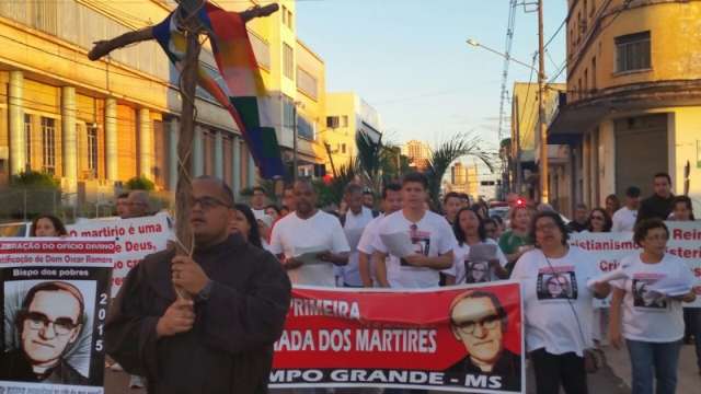 Membros da igreja cat&oacute;lica promovem caminhada para Dom Romero