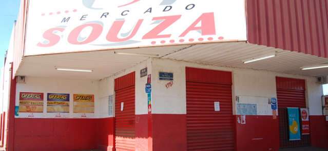  Com&eacute;rcio fecha em luto por assassinato de gerente de mercado em Campo Grande 
