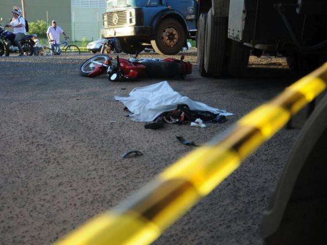 Motociclista de 37 anos morre atropelada por caminh&atilde;o em avenida