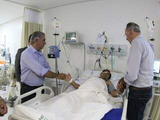 Governador e prefeito cumprimentam paciente internado na nova UTI do hospital (Foto: Chico Ribeiro/Divulgação)