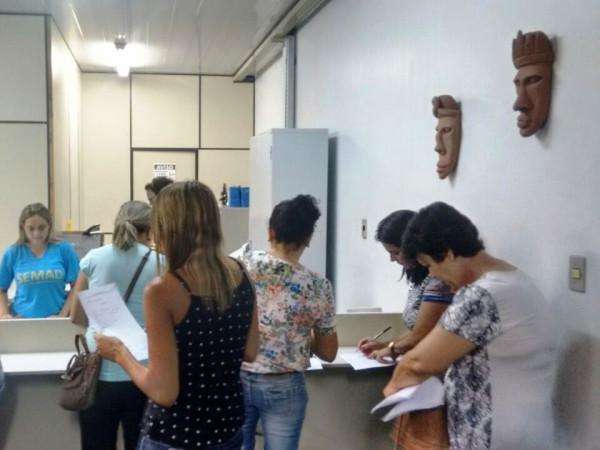 Em protesto na prefeitura, professores questionam valor do 13&ordm; sal&aacute;rio