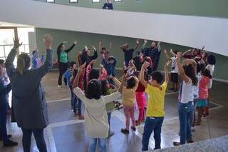 Crianças apresentaram dança circular para completar visita. (Foto: Thailla Torres)