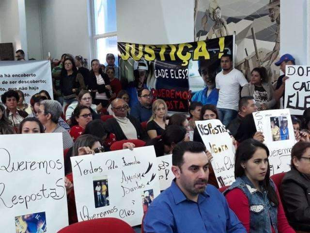 Protesto em audi&ecirc;ncia p&uacute;blica cobra investiga&ccedil;&atilde;o sobre irm&atilde;os desaparecidos