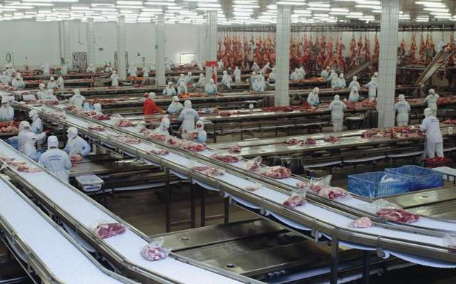 Gigante do setor, JBS diz que queda no consumo de carne j&aacute; preocupa