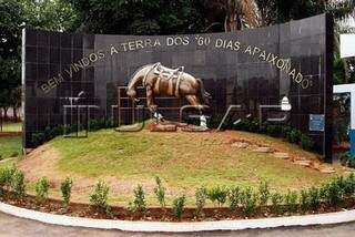 Monumento dá boas-vindas à cidade dos 60 Dias Apaixonado. (Foto: Jornal do Bolsão)