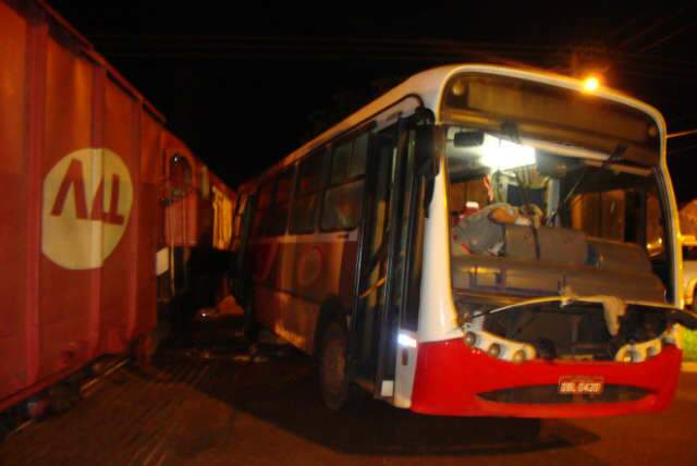  &Ocirc;nibus bate em trem e motorista fica ferido em Tr&ecirc;s Lagoas