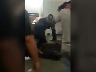 Na imagem, guarda tenta conter homem de 35 anos.
(Foto: Reprodução vídeo).