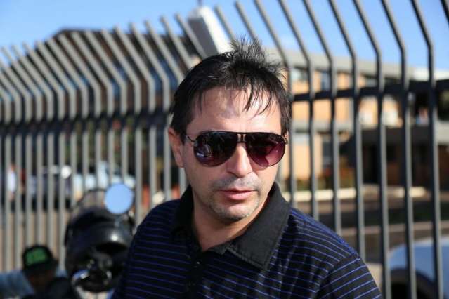 Funcion&aacute;rios fazem novo protesto na portaria da Proteco para cobrar sal&aacute;rios