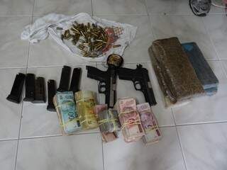 PF apreendeu armas, dinheiro, drogas e munições que saíram de MS. (Foto: Divulgação)