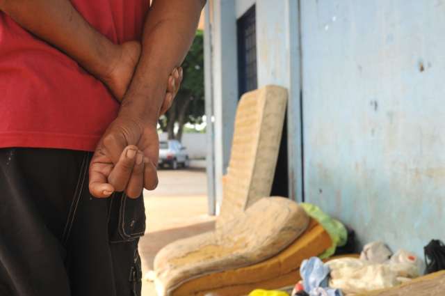 Em bazar ao ar livre, moradores de rua podem escolher qual doa&ccedil;&atilde;o levar