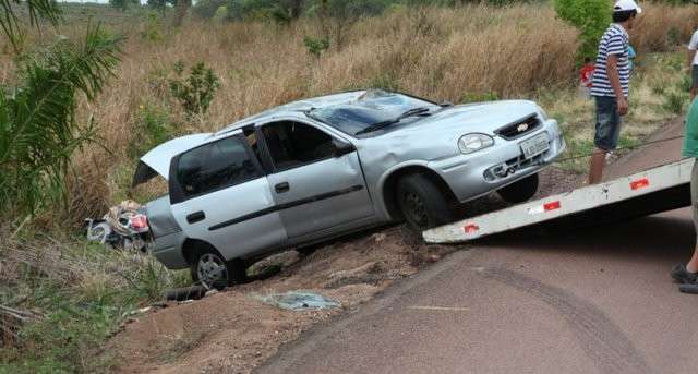 Fam&iacute;lia sai ilesa de capotagem na BR-163 em Rio Verde
