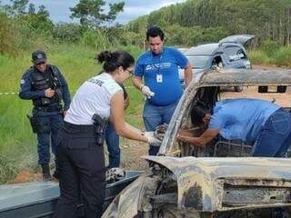 Perícia e PM no local onde corpo foi encontrado carbonizado dentro de carro incendiado (Foto:  Ricardo Ojeda/Perfil News)