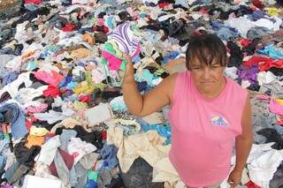 Jane procura roupas que se adequem a clima em barraco da favela Cidade de Deus. (Foto: Marcos Ermínio)