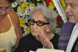 Dona Stella de Barros tem 93 anos e foi ao velório para dar um beijo de despedida. (Foto: Marcelo Calazans)