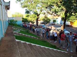 Na manhã do primeiro dia de inscrições, a fila era longa na sede da Seleta (Foto: Jhonny Benitez)