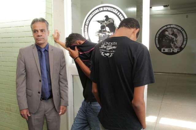 Suspeitos de latroc&iacute;nio se apresentam e prometem ajudar na investiga&ccedil;&atilde;o