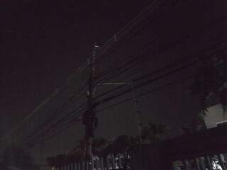 Poste de energia apagado na Rua da Paz (Foto: Liniker Ribeiro) 