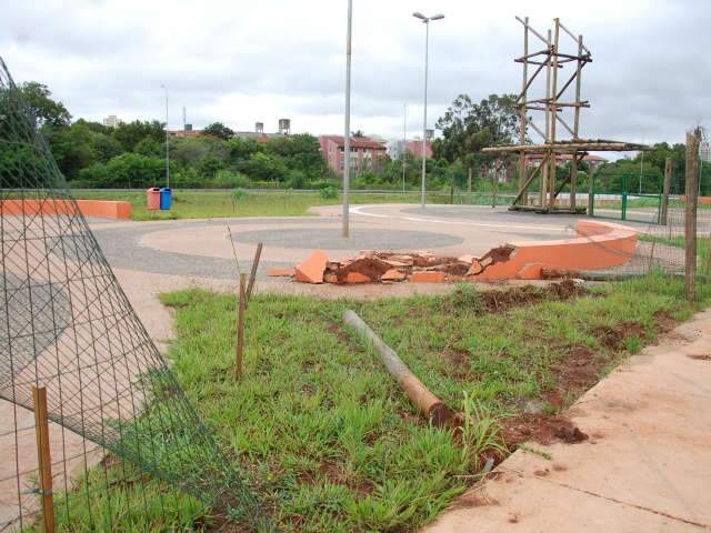  Ao desviar de buraco, jovem perde controle da dire&ccedil;&atilde;o e carro entra em matagal