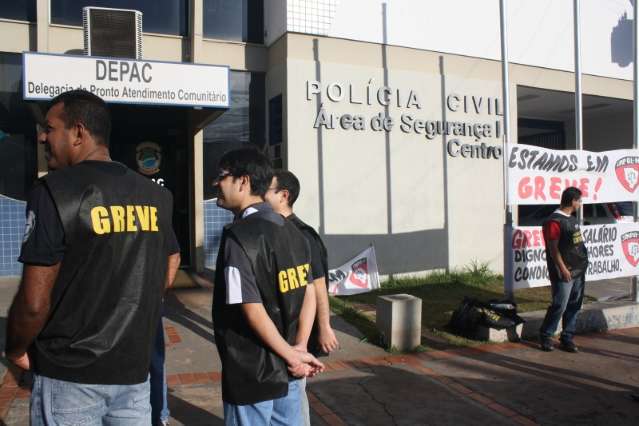 Policiais preparam &quot;arrast&atilde;o&quot; em delegacias para fazer greve vingar