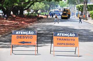 Chuva atrasa obra de recapeamento da avenida Afonso Pena Chuva atrasa obra de recapeamento da avenida Afonso Pena