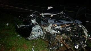 O carro de passeio ficou totalmente destruído. (Foto: Vicentina Online) 