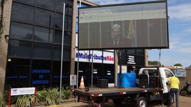 Associa&ccedil;&atilde;o instala painel para transmitir sess&atilde;o do impeachment