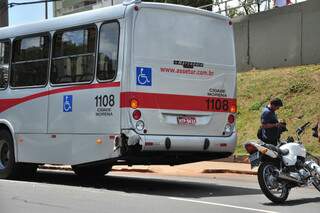 Moto bateu na traseira do ônibus que estava parado no ponto de embarque e desembarque. (Foto: João Garrigó)