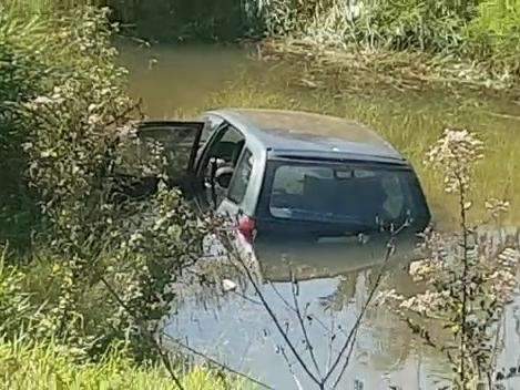 &ldquo;Do nada &ldquo;, ve&iacute;culo cai e fica submerso em c&oacute;rrego