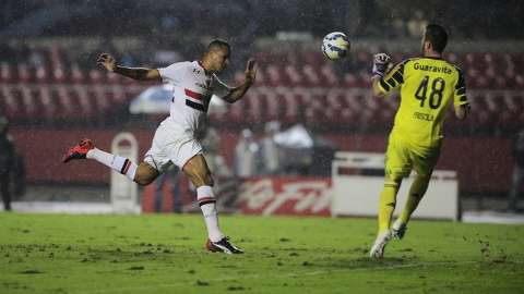 São Paulo bate o Flamengo sob chuva e frio com gols de Luis Fabiano e Pato