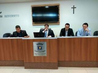 Vereadores Jeremias Flores, Vinicius Siqueira, Odilon de Oliveira e Junior Longo na sessão desta sexta-feira. (Foto: Richelieu de Carlo)