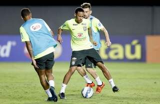 Neymar muito festejado pela torcida durante o treino desta noite (Foto:Divulgação