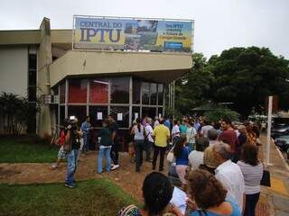 Contribuintes lotam Central de Atendimento ao Cidadão, em Campo Grande. (Foto: André Bittar/Arquivo).