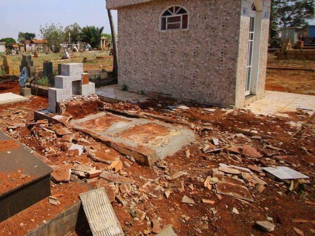Dor de Zenaide com t&uacute;mulo destru&iacute;do traduz abandono dos cemit&eacute;rios