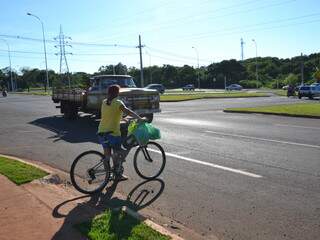 Dona de casa prefere carregar bicicleta para fazer a travessia porque acha mais seguro (Foto: Fernando da Mata)