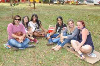 Grupo de amigas a espera dos shows na Praça do Rádio Clube, no centro da Capital. (Foto: Marcelo Calazans)