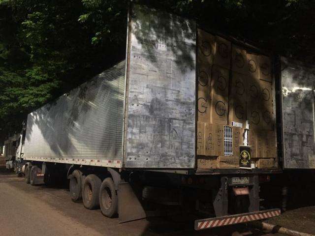 DOF apreende caminh&atilde;o com 450 mil ma&ccedil;os de cigarro do Paraguai