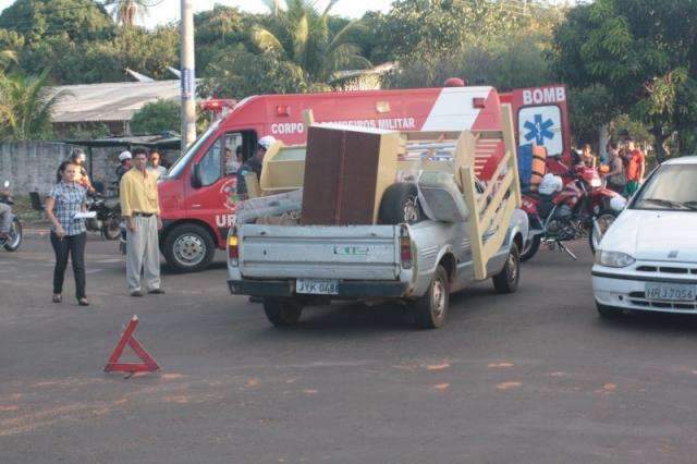 Motociclista fica em estado grave ao bater na traseira de picape