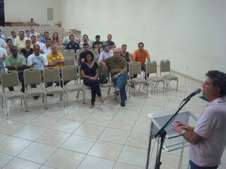 Murilo Zauith apresenta suas propostas para o mandato-tampão em Dourados em reunião. (Foto: Divulgação)