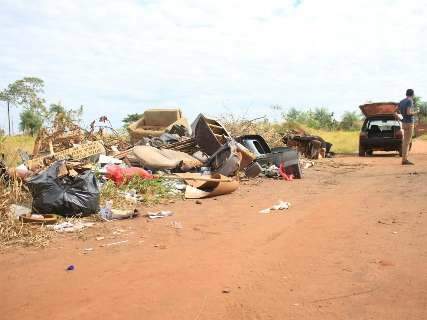 Lixo acumulado em terreno baldio incomoda moradores no Portal da Lagoa