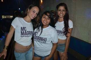 Meninas na divulgação do MC Magrinho, que fará show em Campo Grande.