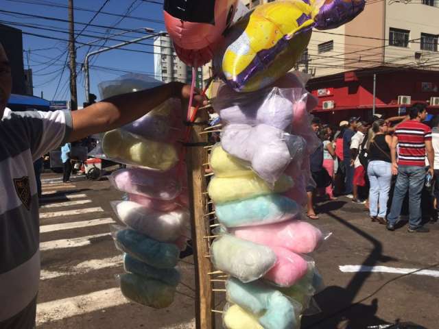 P&uacute;blico grande n&atilde;o anima e ambulantes reclamam de vendas fracas