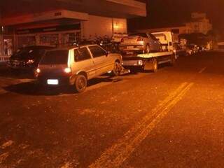 Veículos apreendidos durante blitz em Campo Grande, na noite deste sábado (13). (Foto: Divulgação/ BPTran)