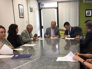 Titular da Sejusp, José Carlos Barbosa, (no centro da mesa) firmou convênio nesta manhã com Ministério do Trabalho e Ciee (Foto: Bruna Kaspary)