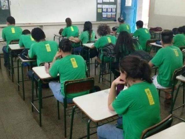 Governo faz contratos de R$ 3,4 milh&otilde;es para comprar 300 mil uniformes