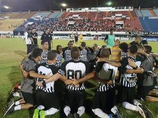 Jogadores do Operário comemoram resultado que garantiu vaga na semifinal (Foto: Operário FC/Divulgação)